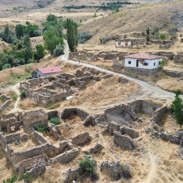 Göç nedeniyle terk edilen köyde yalnızca bir aile yaşıyor