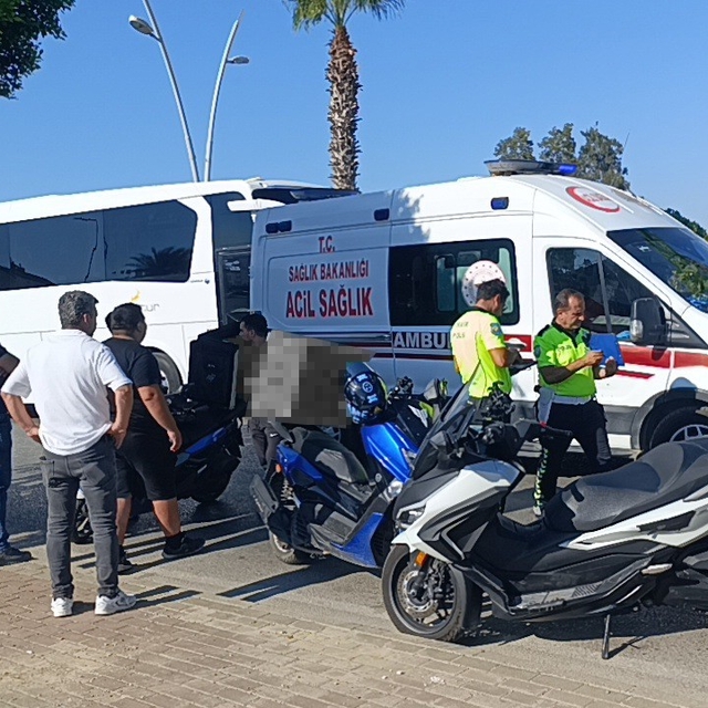 Manavgat'ta zincirleme kaza: Motosiklet sürücüleri yaralandı