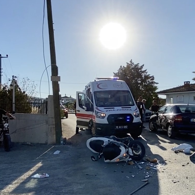 Ayvalık'ta yeni açılan tali yolda kaza: 1 yaralı
Motosiklet ile otomobil ça...