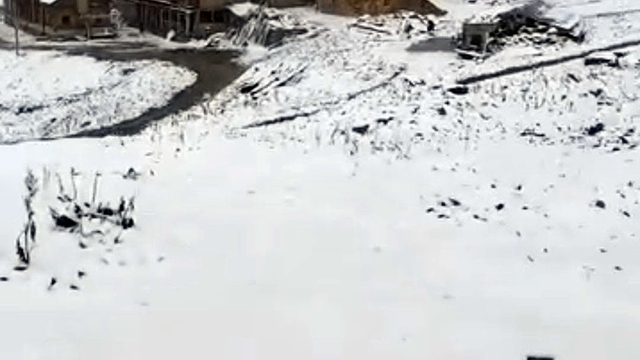 Rize'nin yaylalarına Eylül'de kış geldi, 3 bin 100 metre yükseklikte bulunan Tahpur Yaylası beyaza büründü