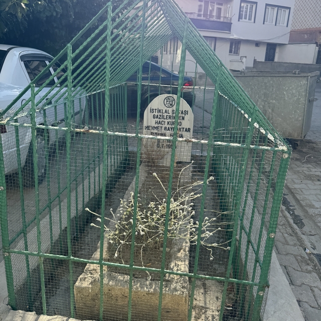 İstiklal Savaşı gazisinin mezarı yerleşim yerinin ortasında kaldı