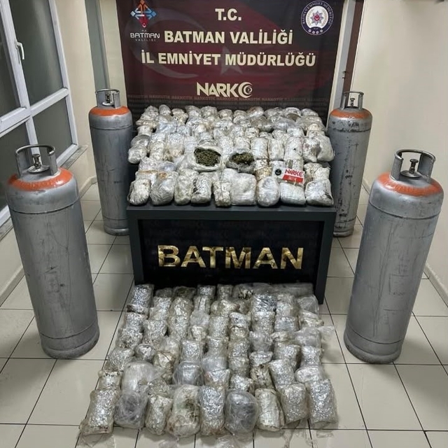 Batman'da sanayi tüplerine zulalanmış 87,5 kilo skunk ele geçirildi