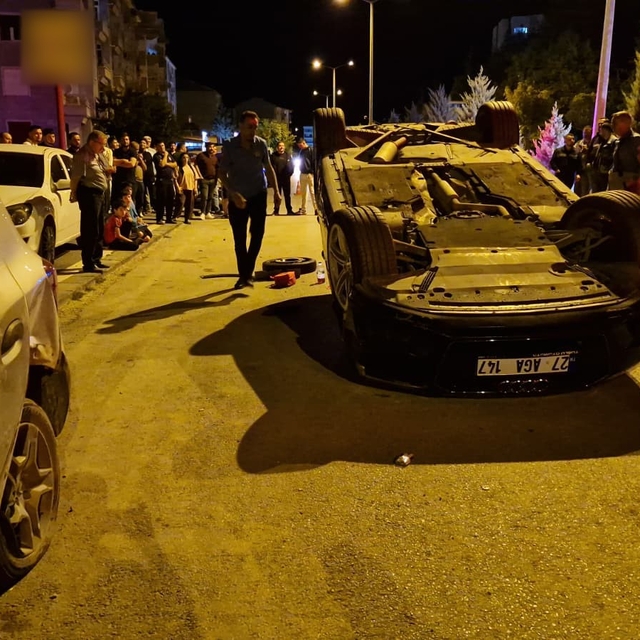 Karaman'da park halindeki otomobile çarpan araç ters döndü: 1 yaralı
