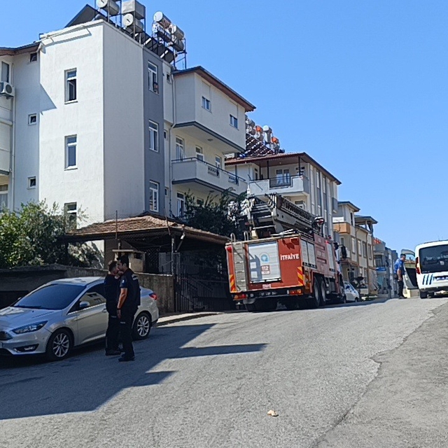"Çatıda biri var" ihbarı ekipleri alarma geçirdi
Yapılan incelemede herhang...