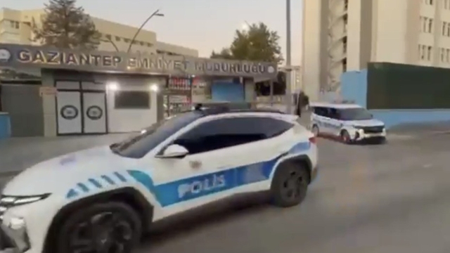 Gaziantep merkezli 3 ilde devleti zarara uğratan şahıslara operasyon: 27 gözaltı
122 milyar TL hesap hareketi tespit edildi, 50 milyon TL mal varlığına el konuldu