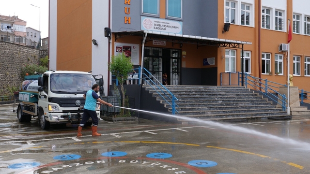 Okul bahçelerinde temizlik mesaisi