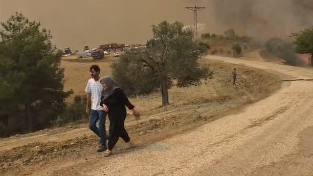 Kozan'da 2 ayrı noktada orman yangını; yerleşim yerleri tedbir amaçlı boşaltıldı (2)