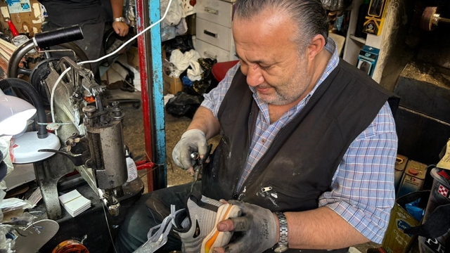 Kösele yıllarından bez ayakkabı çağına
Günümüzde spor ve bez ayakkabılara olan yönelim tamircilerin işlerini azalttı
Baba mesleğini 8 yaşından beri devam ettiren Murat Çalışkan;
"Artan maliyetlere ve değişen tüketim alışkanlıklarına rağmen mesleğini ayakta tutmaya çalışıyoruz''