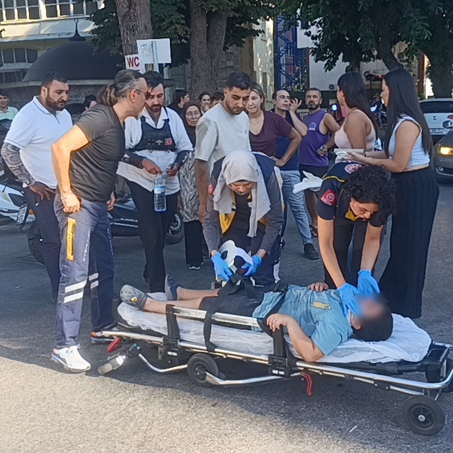Antalya'da motosiklet ile otomobil çarpıştı: 2 yaralı
Kaza anı güvenlik kam...