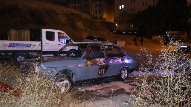 Nevşehir'de park halindeki otomobil alevlere teslim oldu