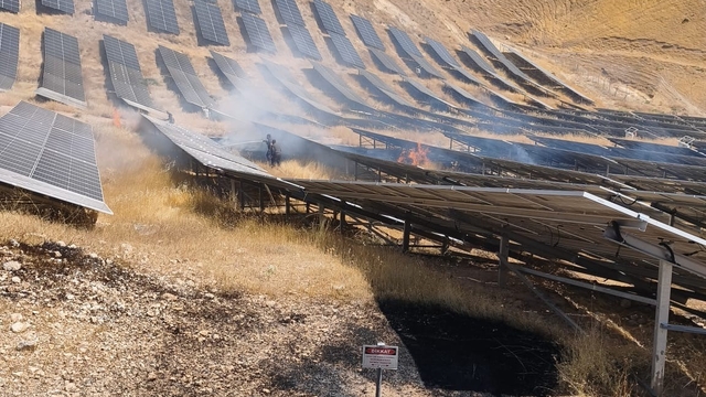 Kurtalan'da güneş enerjisi panellerinde yangın