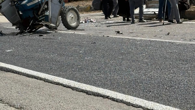 Otomobil ile çarpışan traktör ikiye bölündü