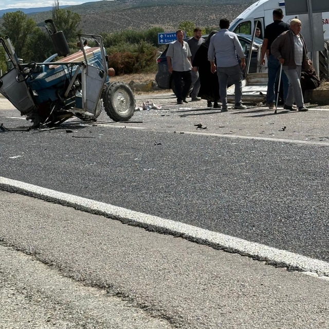 Otomobil ile çarpışan traktör ikiye bölündü