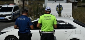 Kars'ta trafik ekiplerinden karayollarında sıkı denetim: "Hızınızı düşürün,...