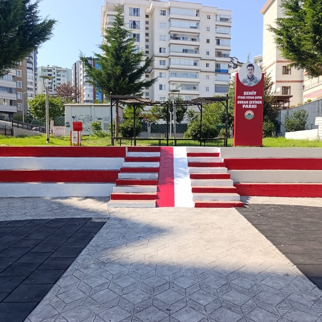 Parklara kırmızı-beyaz dokunuş