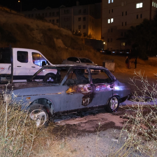 Nevşehir'de park halindeki otomobil alevlere teslim oldu