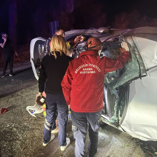 Balya'da otomobil şarampole uçtu: 2 yaralı