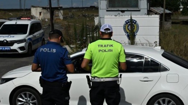 Kars'ta trafik ekiplerinden karayollarında sıkı denetim: "Hızınızı düşürün, kemerinizi takın"
