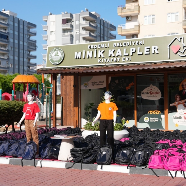 Erdemli'de öğrencilere kırtasiye ve kıyafet desteği