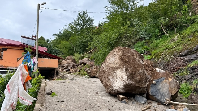 Trabzon'da heyelanda ev hasar aldı