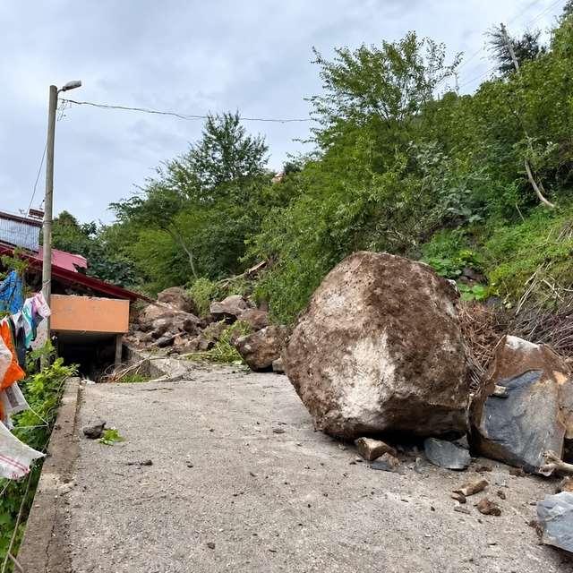 Trabzon'da heyelanda ev hasar aldı