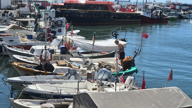 Poyraz balıkçıları karaya çekti