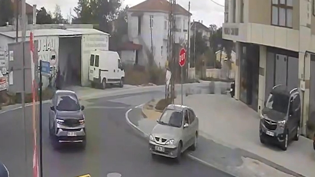 Otomobille çarptığı 'dur' tabelasını yerinden sökmeye çalıştı