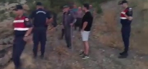 Kovalarla su taşıyan köylüler yangını söndürdü