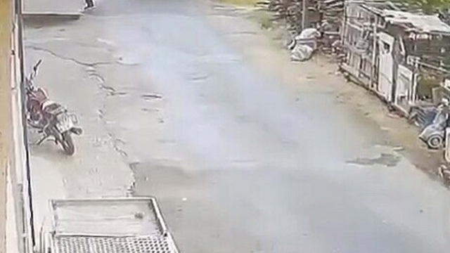 Aydın'da kamyonetten sarkan demir, çocuğa çarptı; o anlar kamerada