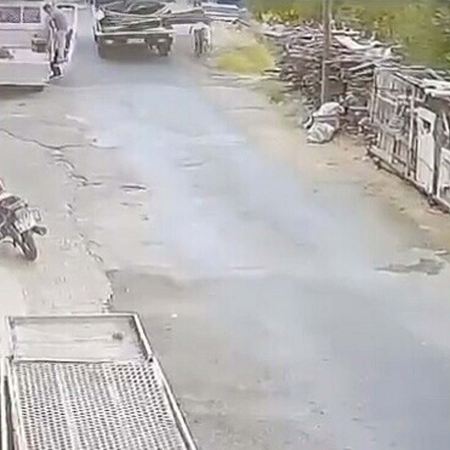 Aydın'da kamyonetten sarkan demir, çocuğa çarptı; o anlar kamerada