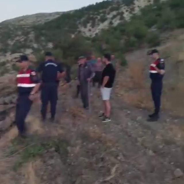 Kovalarla su taşıyan köylüler yangını söndürdü