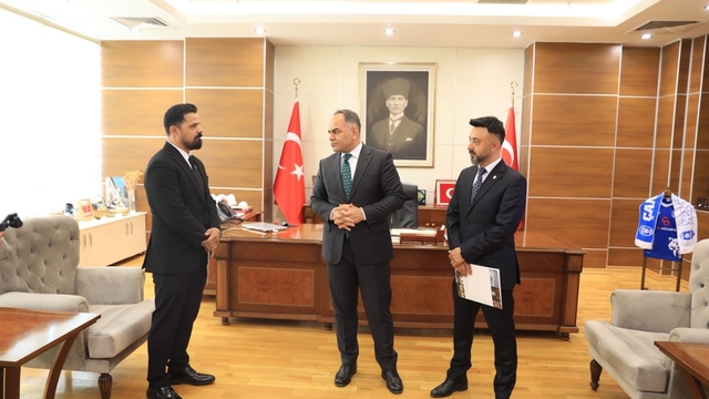 Validen Heimlich manevrasıyla küçük çocuğun hayatını kurtaran polislere başarı belgesi