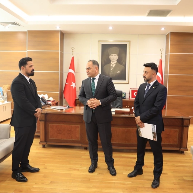Validen Heimlich manevrasıyla küçük çocuğun hayatını kurtaran polislere baş...