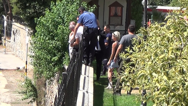 Tren yoluna atlamak isteyen adamı ekipler kurtardı
Vatandaşlar şahsı kurtaran polis ve itfaiye ekiplerini alkışladı