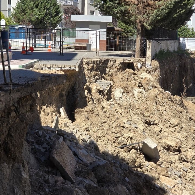 Okul bahçesinin istinat duvarı çöktü
