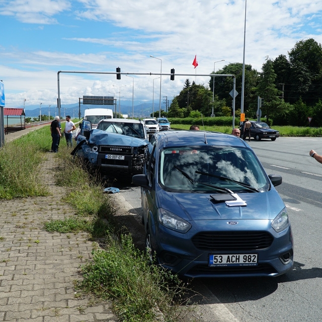 Yabancı plakalı cip, kırmızı ışıkta bekleyen 3 araca çarptı: 1 yaralı