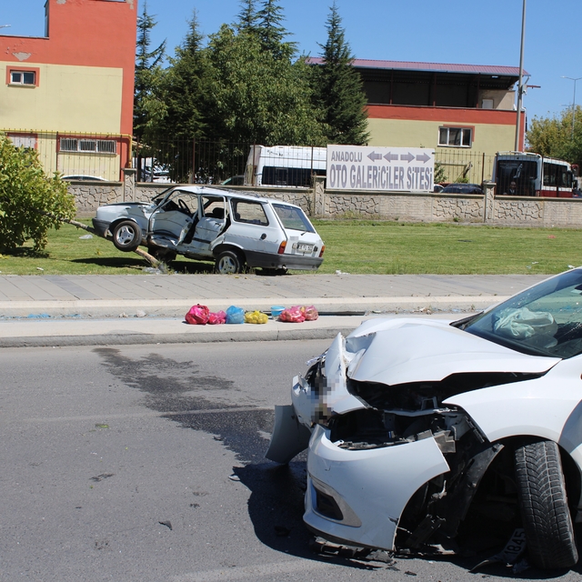 Kaza yapan otomobil ağacı kırarak üzerine çıktı: 2 yaralı