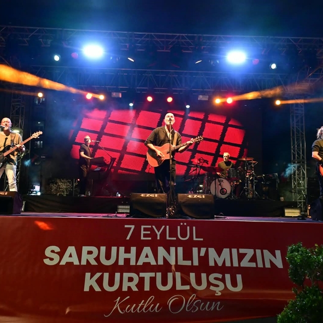 Saruhanlı'da kurtuluş coşkusu Yüksek Sadakat konseriyle taçlandı