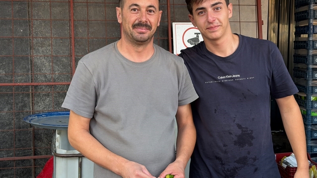 Dededen babaya, babadan oğula: 3 kuşaklık pazarcılık geleneği
Ata yadigarı tezgah baba ile oğula ekmek kapısı oldu
"2 saat uykuyla sabah 8'de buraya geliyorum"