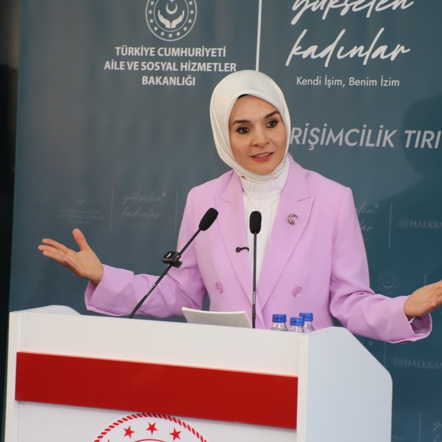 Bakan Göktaş, Hakkari'de kadınlarla buluştu