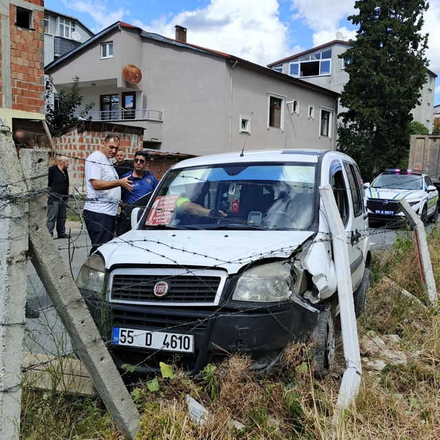 Direksiyonda rahatsızlanan genç dolmuş sürücüsü mezarlığın tel örgüsüne çar...
