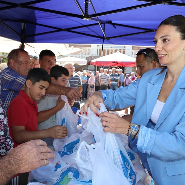 Söke Belediyesi'nin unları, Bağarası'nda vatandaşlara dağıtıldı