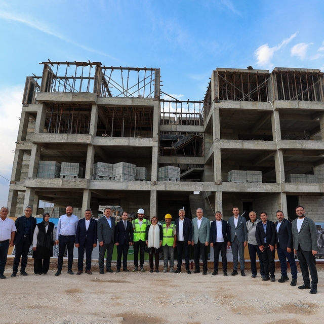 Şahin, Karkamış'ta yükselen Gazi Konut projesini inceledi