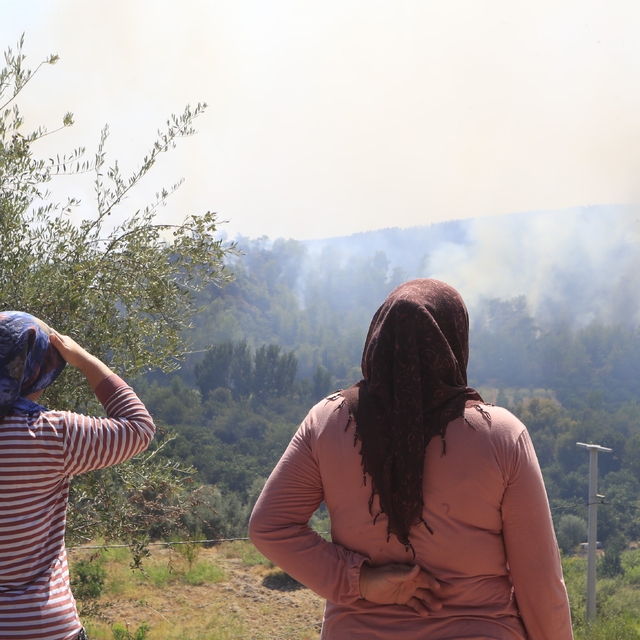 Antalya'da yangının 21. saatinde vatandaşın tedirgin bekleyişi sürüyor
Kara...