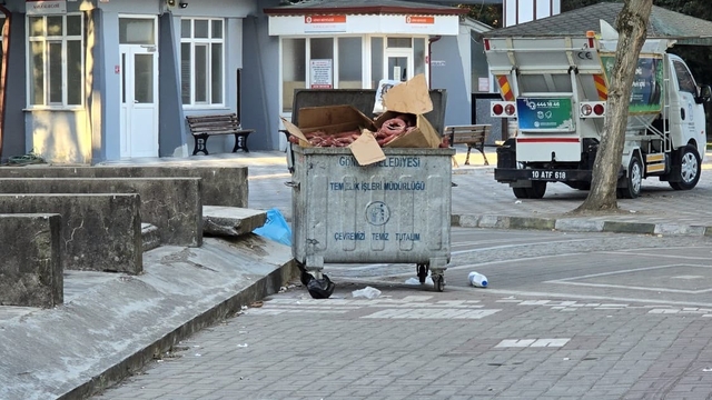 Fuarda satılan sucukların çöpteki görüntüsü herkesi huzursuz etti