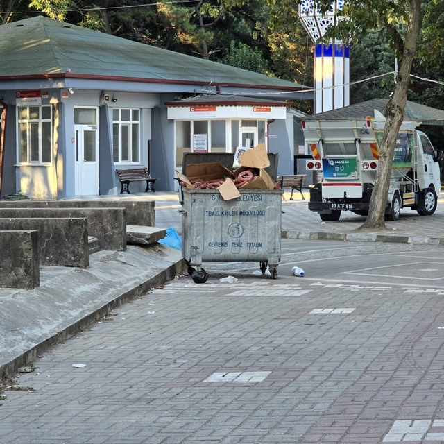 Fuarda satılan sucukların çöpteki görüntüsü herkesi huzursuz etti