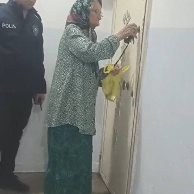 Yolunu kaybeden 76 yaşındaki kadını polis evine ulaştırdı