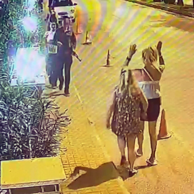 Oyuncak tüfekle sokakta dolaşınca gözaltına alındı