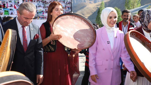 Bakan Göktaş: "Güçlü aileler, güçlü gelecek demek"
Aile ve Sosyal Hizmetler Bakanı Mahinur Özdemir Göktaş, Hakkari'de 'Aile Yılı Şenliği'ne katıldı