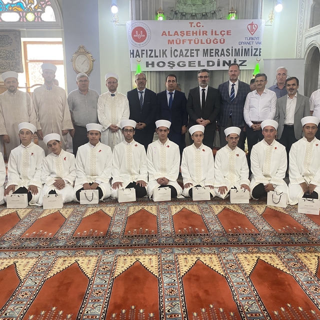Alaşehir'de 11 öğrenci hafızlık icazeti aldı